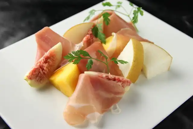 生ハムと季節のフルーツ