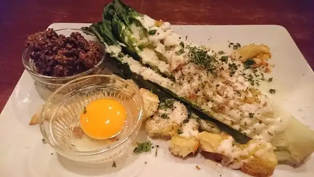ロメインレタスの焼きシーザーサラダ